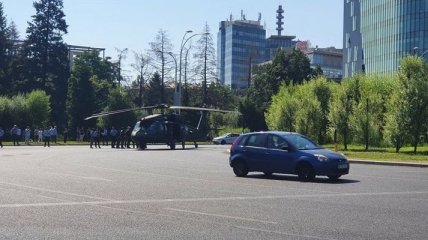 Вертолет армии США экстренно сел в центре Бухареста (фото, видео)