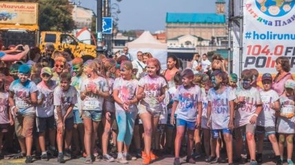 В Киеве дети и взрослые устроили забег и обсыпались яркими красками (Видео)