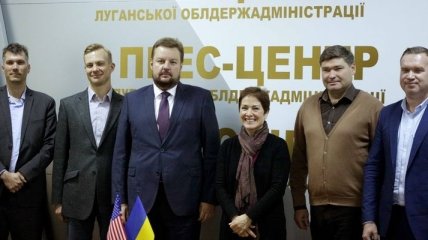 Посол США посетила единственный КПВВ через линию разграничения в Луганской области