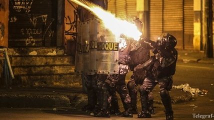 В Бразилии полиция применила к протестующим газ и водометы