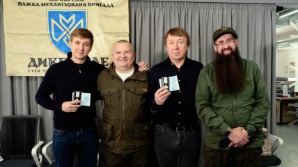 Бійці 128-ї окремої важкої механізованої бригади "Дике Поле" відзначили Михайла Реву та його сина Андрія за підтримку армії