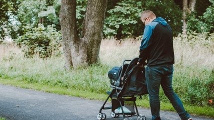 Багатодітні батьки можуть виїхати з України під час війни