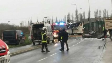 Во Франции школьный автобус столкнулся с грузовиком, есть жертвы