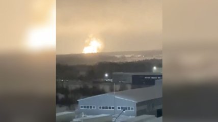 У Росії біля військового заводу, який виготовляє "Іскандери", пролунав вибух: вогонь бачили за багато кілометрів (відео)