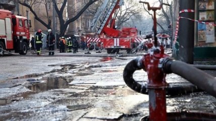 Улицы перекрыты, завалы разбирают: что происходит на месте пожара в Одессе