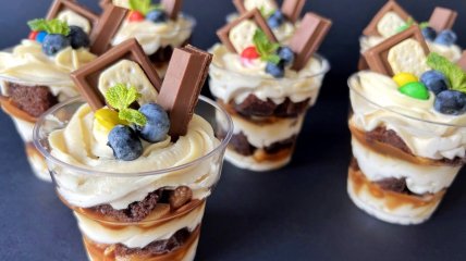 Новорічний Снікерс-трайфл: шоколад, карамель і горіхова магія (відео)