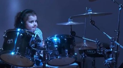 Пятилетняя барабанщица затмила матерых рокеров (Видео)