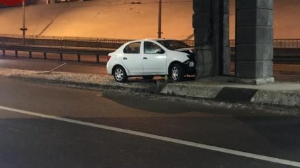 В Киеве автомобиль въехал в опору путепровода