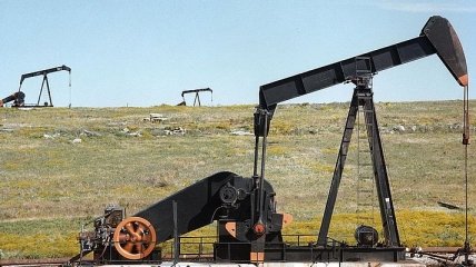 Готовится к антирекорду: цена на нефть падает до минимальных отметок