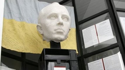 На Львовщине повредили памятник Степану Бандере