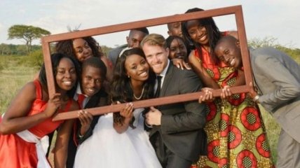 Удивительная свадьба в Африке: история любви межрасовой пары (Фото) 