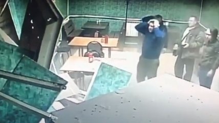 В России неуправляемый грузовик протаранил стену кафе, пока там ужинали люди (видео)