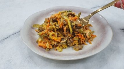 Теплый салат с куриной печенью морковью и луком