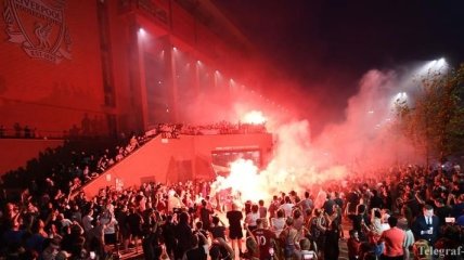 Ливерпуль on fire: тысячи фанатов отпраздновали победу в АПЛ (Фото, Видео)