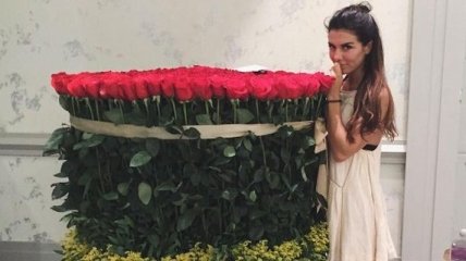 Анна Седокова шокирована огромным букетом роз