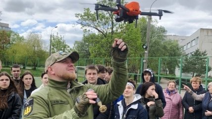 Українським школярам показують, як працюють дрони