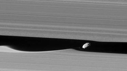 NASA опубликовали качественные снимки колец Сатурна 