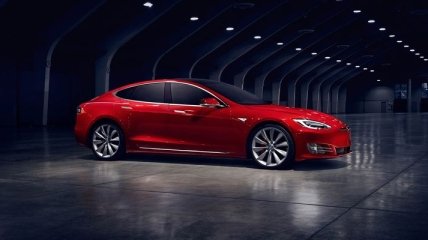 Седан Tesla Model S прошел испытание лужей
