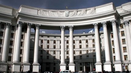 МИД: прием граждан возобновили 40 посольств и консульств Украины