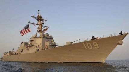 Эсминец США проводит тренировки в Черном море