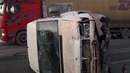 Под Харьковом битком набитый автобус попал в ДТП: много пострадавших (фото)