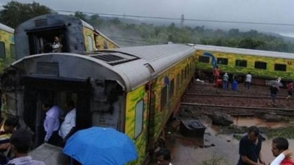 В Индии перевернулись семь вагонов пассажирского поезда