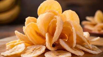Банановые чипсы станут отличным перекусом (изображение создано с помощью ИИ)