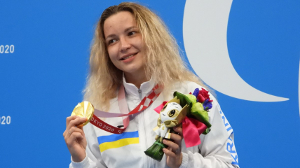 Єлизавета Мерешко c золотою медаллю на Паралімпійських іграх в Токіо