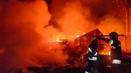 Пожежа у Харкові після обстрілу у Новобаварському районі