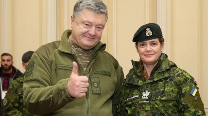 Порошенко поблагодарил Канаду за поставку оружия в Украину