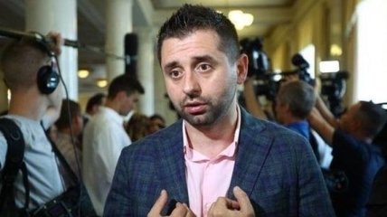 Арахамия предложил депутату от "Слуги народа" помочь Украине деньгами
