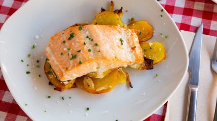 Запечений лосось із бататом: вишукана страва для новорічної ночі (відео)