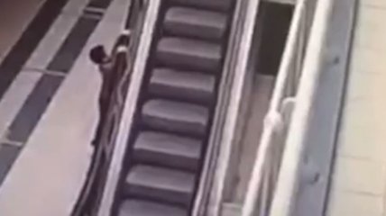 В Москве маленький ребенок сорвался с высоты, устроив "покатушки" на эскалаторе (видео)