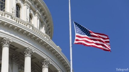 В США чтят память сенатора Маккейна цветами и молитвами
