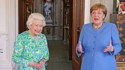 В изумрудном платье с бриллиантовой брошью: Елизавета II провела аудиенцию с Ангелой Меркель в Виндзоре (фото, видео)