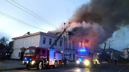 Что известно об историческом здании, уничтожаемом пожаром в Полтаве