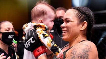 Чемпионка UFC за полраунда избила соперницу (видео)