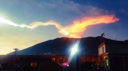 Загадочный огненный шар с грохотом пронесся в небе над Китаем: видео и версии