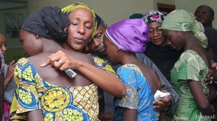 В Нигерии боевики "Боко Харам" отпустили из плена похищенных школьниц