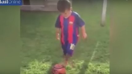 Трехлетний малыш играет круче, чем Месси (Видео)