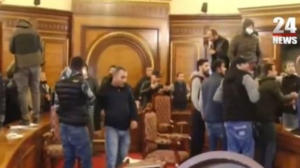 Капитуляция Пашиняна вызвала протесты в Ереване: в здании правительства устроили погром