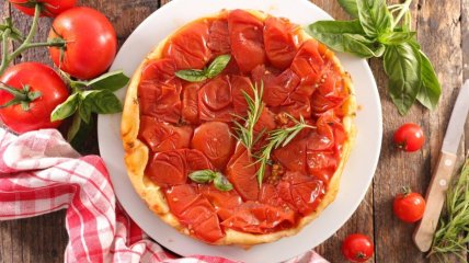 Красивая и яркая, для праздничного стола