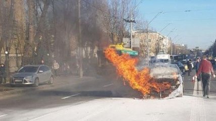 В Киеве на ходу загорелся автомобиль
