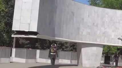 В Роcсии мемориал Победы стал рушиться во время возложения цветов