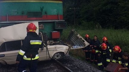 На Львовщине поезд раздавил легковушку, погибли три человека