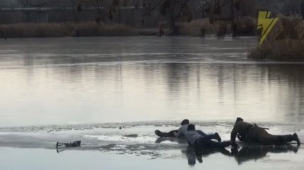 Еще несколько минут и был бы труп: спасение провалившегося под тонкий лед рыбака попало на видео