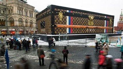 "Дом-чемодан" Louis Vuitton на Красной площади начали разбирать