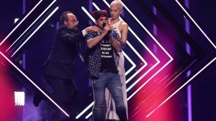 Евровидение 2018: во время выступления у представительницы Британии отобрали микрофон (Видео)