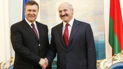  Янукович поздравил Лукашенко с днем рождения