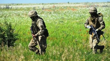 На Донбассе 12 вражеских обстрелов, двое военных ранены